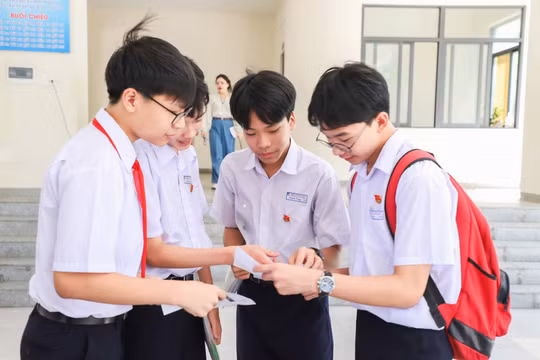 Điểm chuẩn lớp 10 TP HCM biến động mạnh: Gần 130 trường tăng, có trường vọt thêm 9,5 điểm