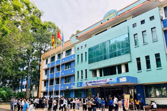 Ngủ một giấc trên xe khách, nam sinh tá hỏa khi bị chở đến gần biên giới Campuchia