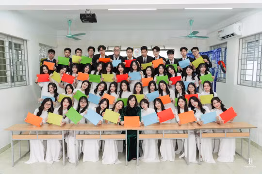 Một lớp chuyên Nga - Hàn có 17 học sinh nhận học bổng du học