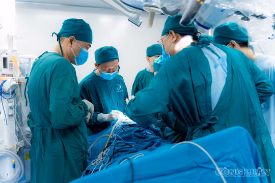 Cận cảnh kỹ thuật cấy điện cực ốc tai điện tử cho trẻ điếc bẩm sinh tại Bệnh viện Nhi Hà Nội