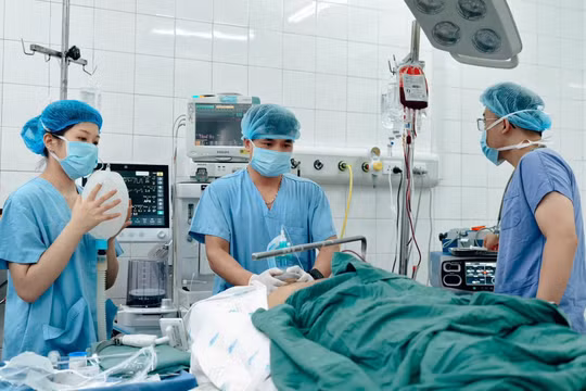 Cấp cứu xuyên đêm các nạn nhân vụ xe khách lao khỏi cao tốc Pháp Vân - Cầu Giẽ