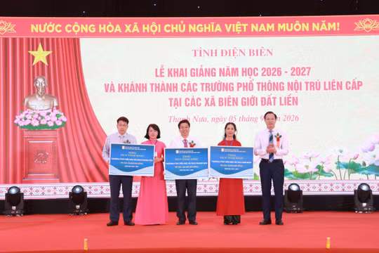 Trao sách, mở cánh cửa tri thức cho học sinh vùng biên 