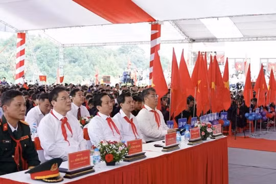 Bí thư Tỉnh ủy, Chủ tịch HĐND tỉnh Phan Thăng An dự Lễ khai giảng và khánh thành Trường Phổ thông nội trú Tiểu học và THCS Trà Lĩnh. Ảnh: Báo Cao Bằng