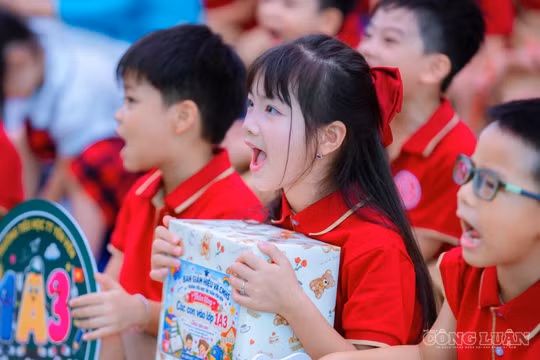 Cấm thi vào lớp 1: Trẻ 6 tuổi thoát cảnh bị 'luyện' đọc thông, viết thạo trước khi đến trường