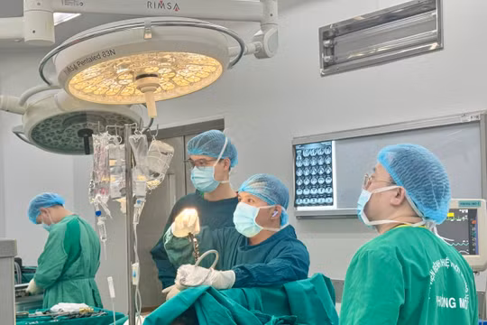 Ho ra đờm mùi hôi như chất thải, bác sĩ phát hiện đường rò từ đại tràng lên phổi
