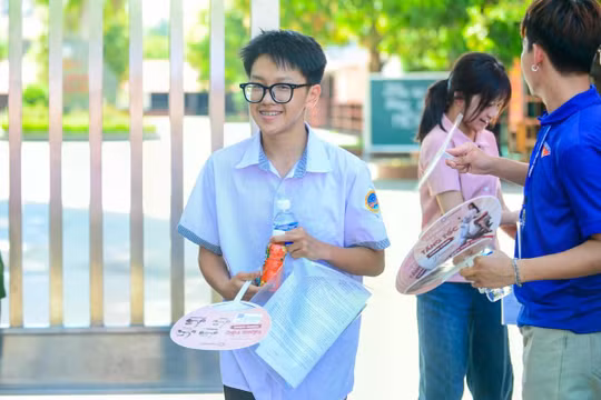 Gợi ý đáp án đề Văn vào lớp 10 Thanh Hóa 2026, bài thơ về bà khiến nhiều thí sinh xúc động