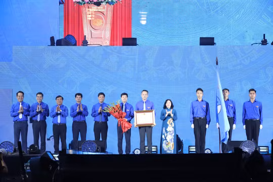 Hội Liên hiệp Thanh niên Việt Nam đón Huân chương Lao động hạng nhất