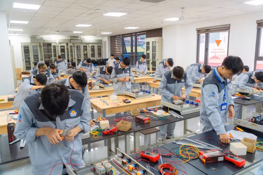 Chương trình trung học nghề 2 'không': Học trực tuyến thay thế thực hành và học toàn bộ kiến thức lớp 10-12