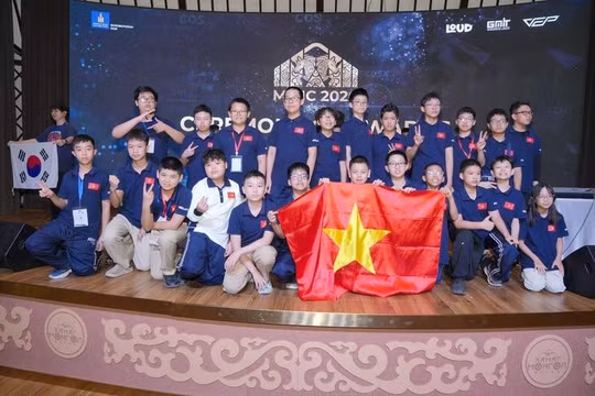Vượt 32 quốc gia và vùng lãnh thổ, học sinh Việt Nam giành 2 chức vô địch Toán học quốc tế