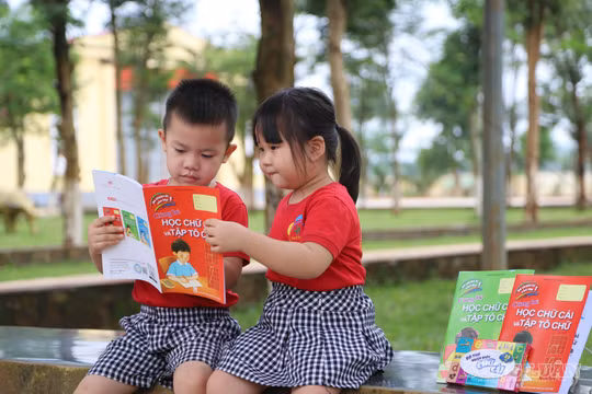 Mỗi bộ sách giáo khoa giá 200.000-300.000 đồng, nhiều địa phương quyết 'trả hộ' phụ huynh ngay từ năm học này
