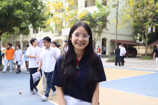 Rời phòng thi môn Toán, sĩ tử Hà Nội tiếc một phép bấm máy, nhiều em tự tin chạm điểm 10