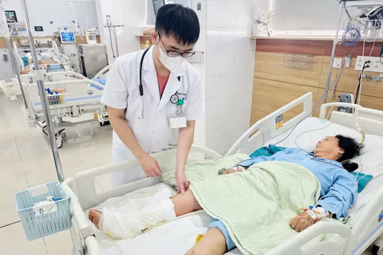 Đắp lá ớt chữa vết thương, người phụ nữ 65 tuổi suýt mất chân