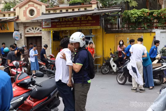 Người cha làm đôi chân cho con suốt 18 năm trong ngày thi đặc biệt
