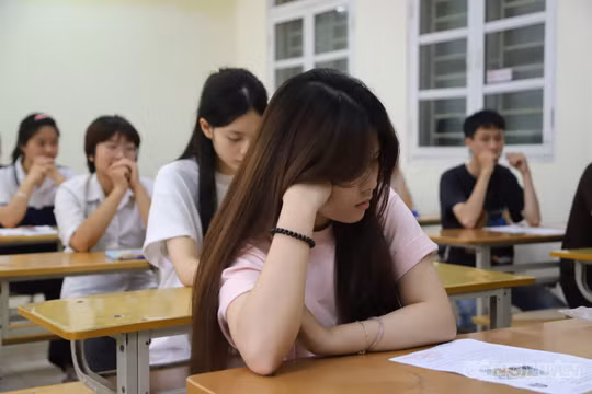 27 thí sinh bị đình chỉ ngay ngày thi đầu tiên vì mang điện thoại vào phòng thi