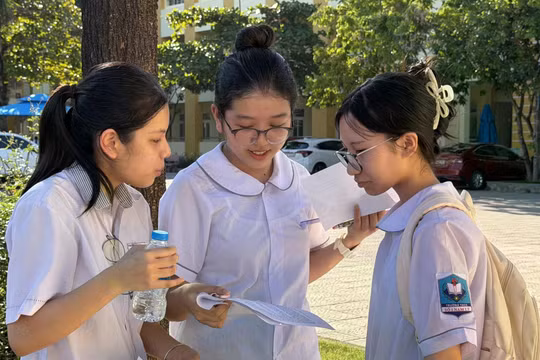Thí sinh tại Quảng Trị bàn giải pháp khắc phục lối sống thụ động trong đề thi Ngữ văn lớp 10
