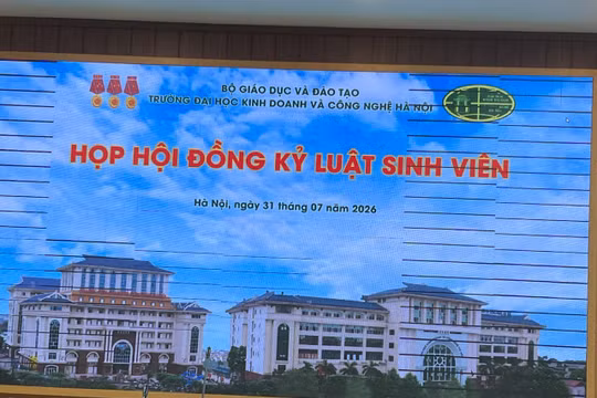 Đình chỉ học một năm hai nữ sinh Y khoa chửi thề, dọa 'tiêm thuốc độc' trên livestream