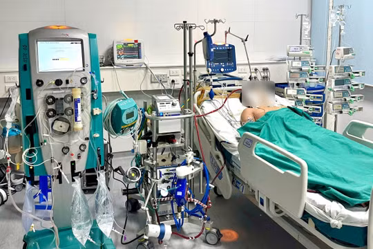 Sốt xuất huyết quật ngã nam thanh niên 23 tuổi, phải dùng ECMO giành giật sự sống