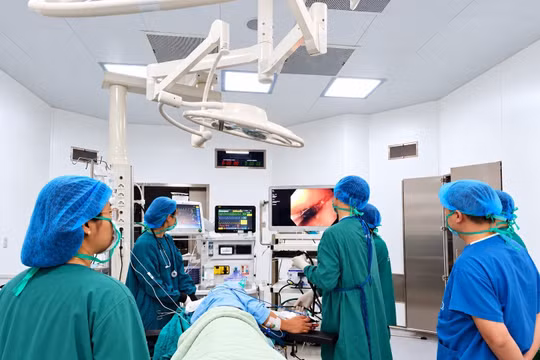 Đang ăn mì tôm, người đàn ông nuốt phải lưỡi dao lam, thủng hai thành thực quản