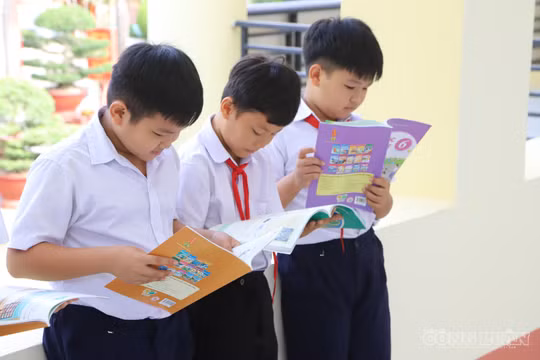 Không thể giảm chức danh rồi đẩy việc hành chính cho giáo viên