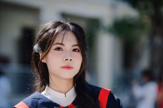 Đang đi làm thêm phụ mẹ, nữ sinh Hải Phòng nhận tin trở thành thủ khoa toàn quốc kỳ thi tốt nghiệp THPT 2026