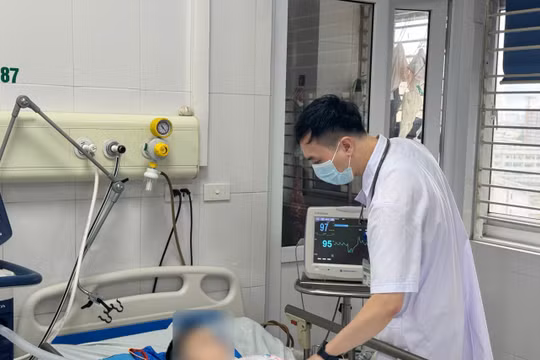 Bé trai 6 tuổi nguy kịch sau vài nốt thủy đậu, phải thở máy giành giật sự sống
