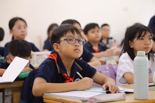 Sau khan hiếm sách giáo khoa, Bộ GD&ĐT tính điều chỉnh theo hướng giảm hàn lâm, tăng thực hành