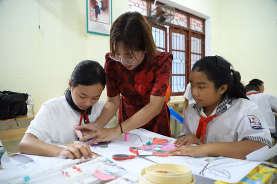 Sách giáo khoa, giáo viên, trường học vào diện giám sát của Ban Bí thư