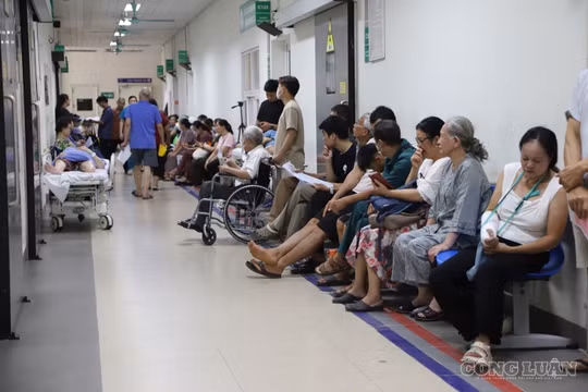 Hà Nội: Bác sĩ giỏi phải ưu tiên bệnh nhân BHYT, không được 'lái' bệnh nhân sang khám theo yêu cầu