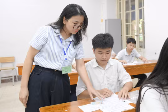 Sắp khoá điều chỉnh nguyện vọng lớp 10 ở TP HCM, nhiều học sinh và phụ huynh cân não chạy đua chốt trường trước giờ G