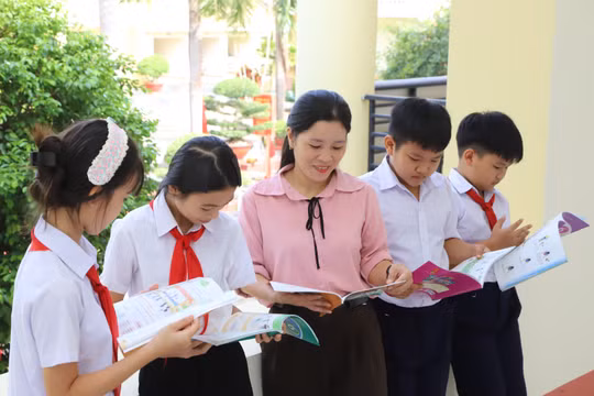 Hàng trăm bộ sách giáo khoa vượt núi về với học sinh vùng biên Mô Rai trước ngày khai giảng