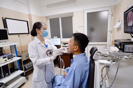 'Chữa' hóc xương cá bằng cơm: Mẹo truyền miệng, họa thật người