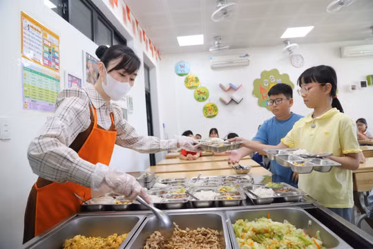 Suất ăn bán trú 40.000 đồng: Hiệu trưởng kiểm tra từ 6 giờ sáng, quét mã QR từng loại thực phẩm