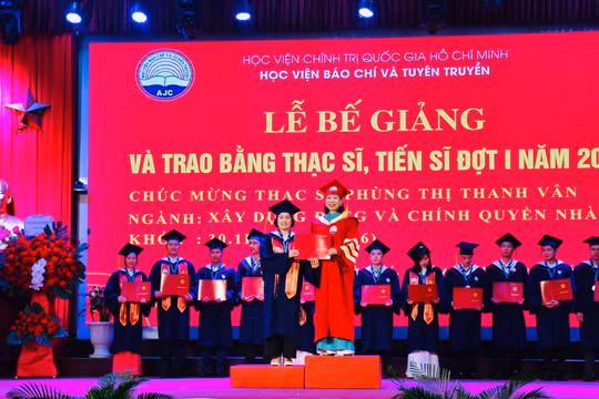 Đào tạo tiến sĩ: Không còn cảnh 'một chân ở trường, một chân ở cơ quan'