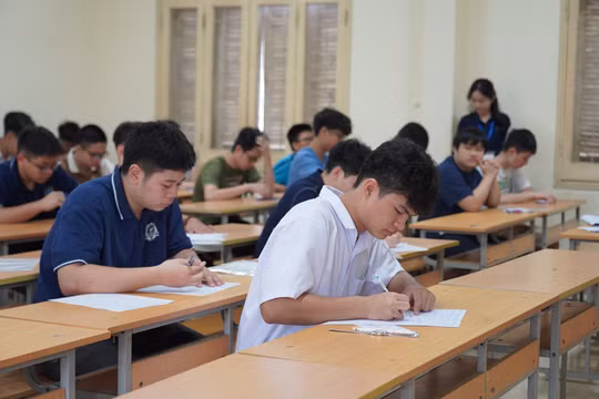 Đề Văn trường chuyên năm nay 'ít học thuộc, nhiều suy ngẫm về người trẻ và cuộc sống'