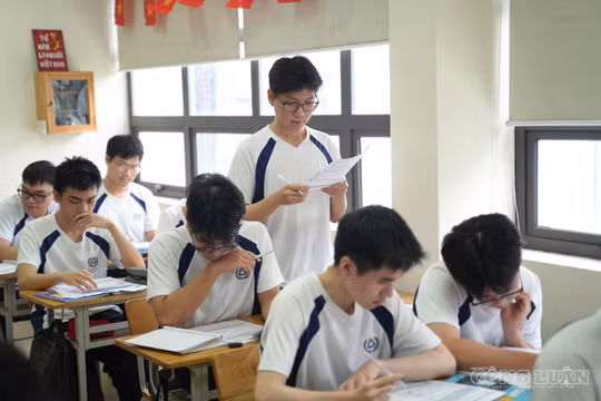 Phụ huynh lo đề thi cuối kỳ chung khiến học sinh lại cuốn vào vòng xoáy luyện đề