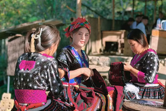 Bản người Mông dưới chân Hoàng Liên Sơn có thứ khiến du khách đổ xô lên núi, tiền tự tìm đến