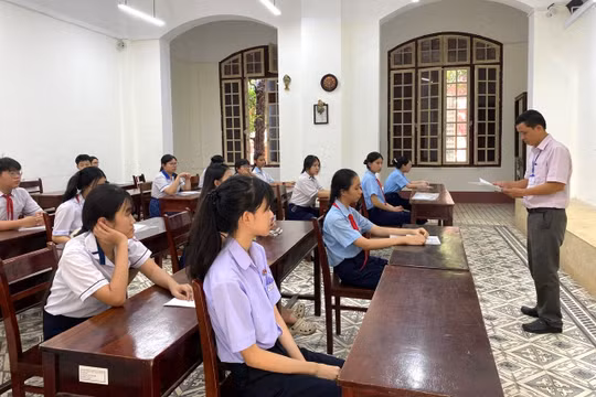 Đề Văn lớp 10 ở Huế gây chú ý khi hỏi thẳng học sinh về 'căn bệnh trì hoãn' thời mạng xã hội