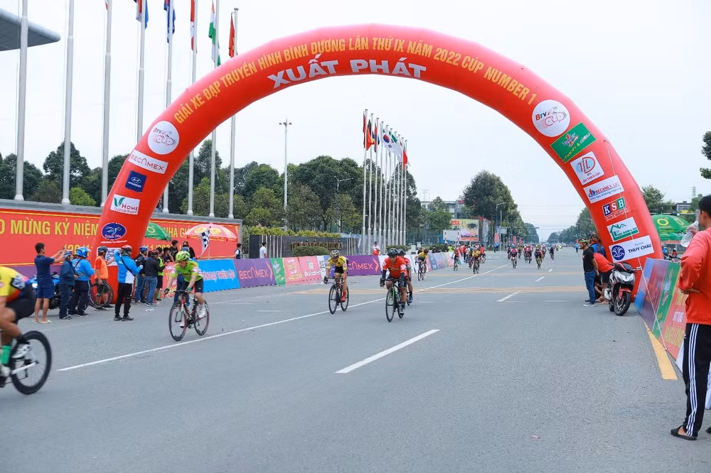chang cuoi giai xe dap truyen hinh binh duong cup number 1 quy tu hang tram tay dua xuat sac hinh 1