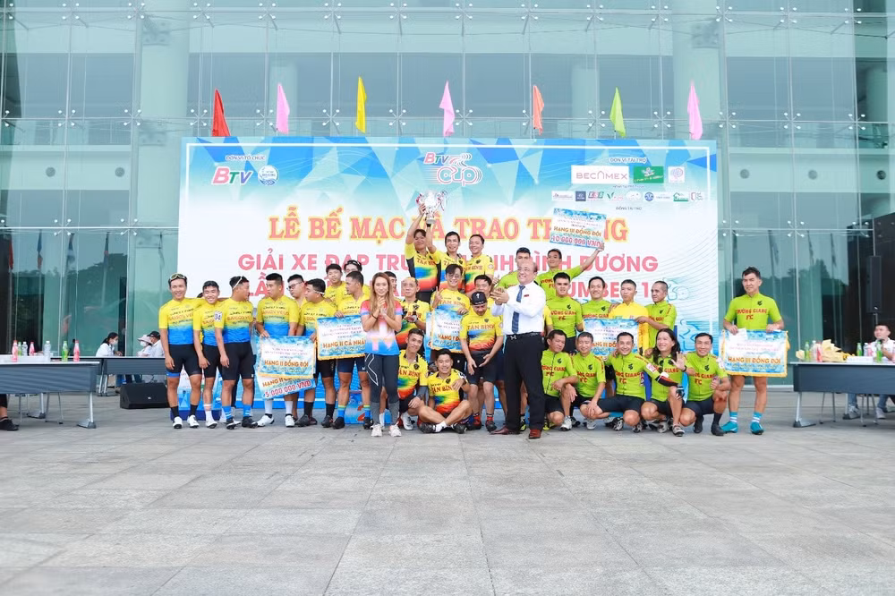 chang cuoi giai xe dap truyen hinh binh duong cup number 1 quy tu hang tram tay dua xuat sac hinh 3
