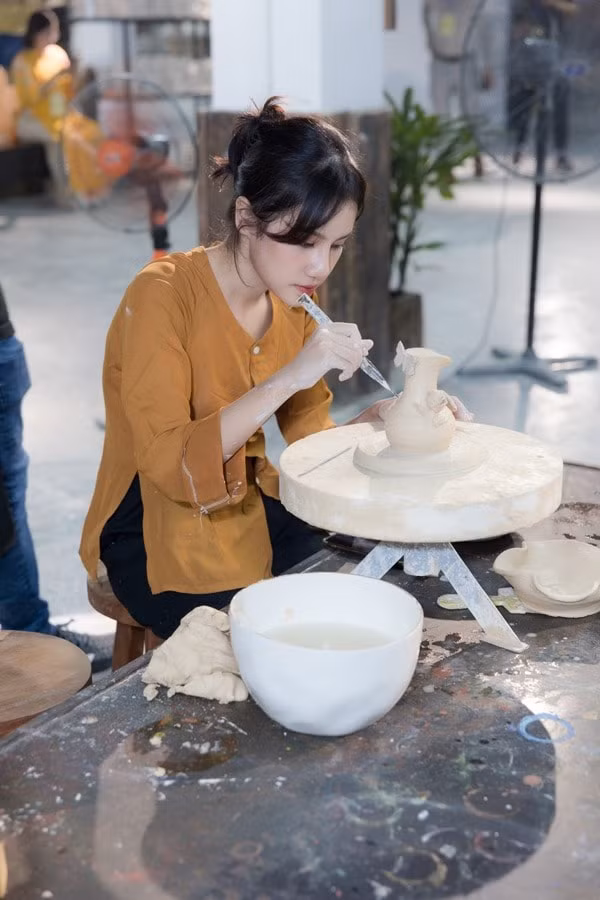 thi sinh hoa hau du lich the gioi 2022 quang ba gom su bat trang hinh 2