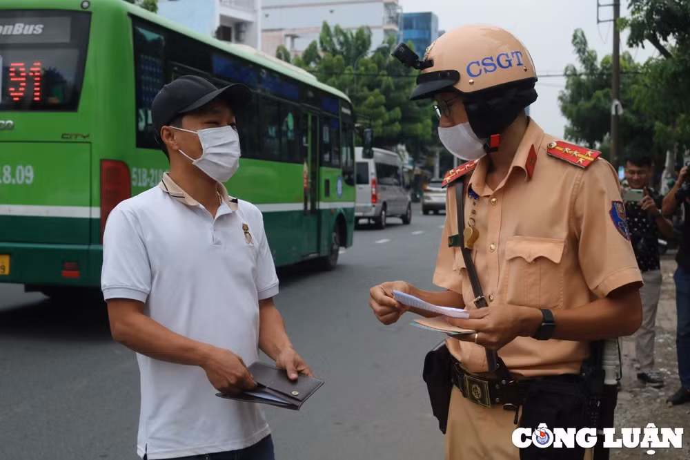 khong bang lai nhung van cho khach nhieu tai xe bi csgt xu ly nghiem hinh 11