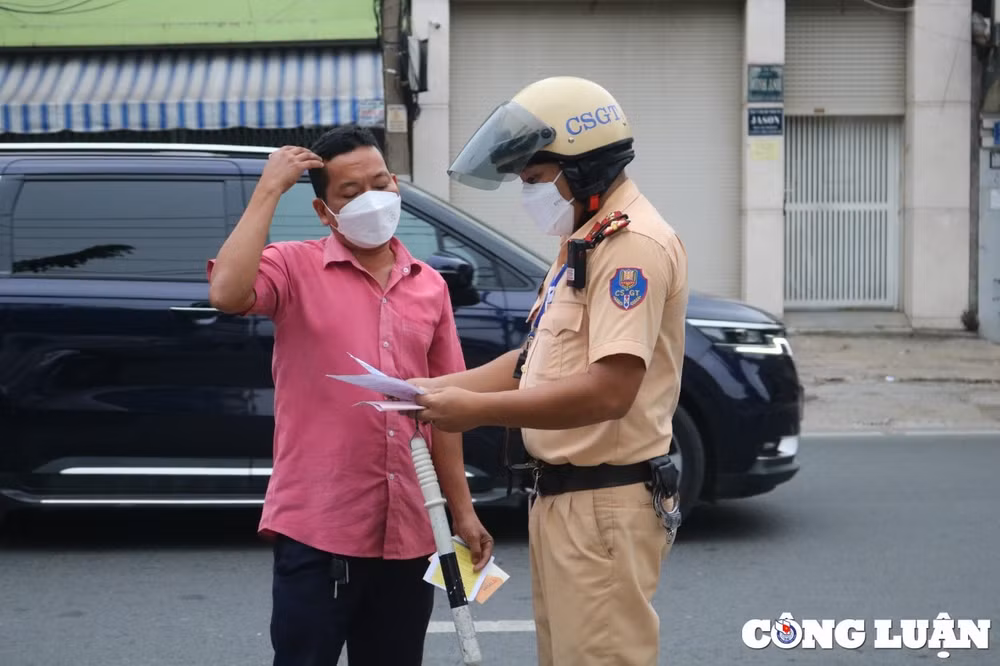 khong bang lai nhung van cho khach nhieu tai xe bi csgt xu ly nghiem hinh 3