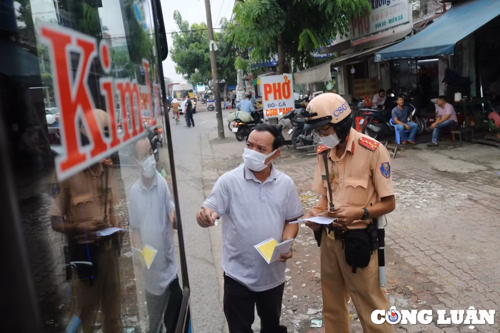 khong bang lai nhung van cho khach nhieu tai xe bi csgt xu ly nghiem hinh 1
