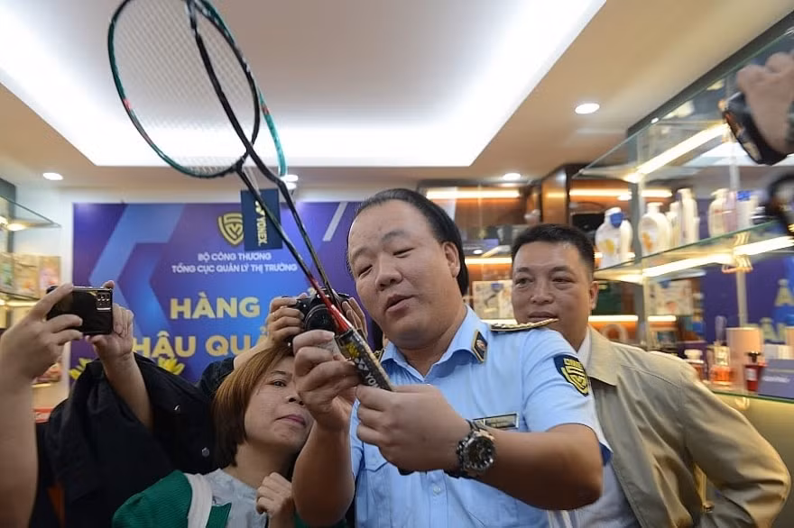 can canh phong trung bay hang that hang gia nhieu mat hang gia tinh vi kho nhan biet hinh 3