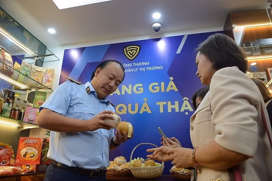 can canh phong trung bay hang that hang gia nhieu mat hang gia tinh vi kho nhan biet hinh 2