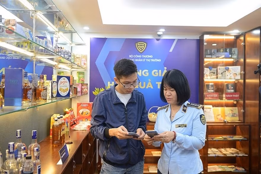 can canh phong trung bay hang that hang gia nhieu mat hang gia tinh vi kho nhan biet hinh 5