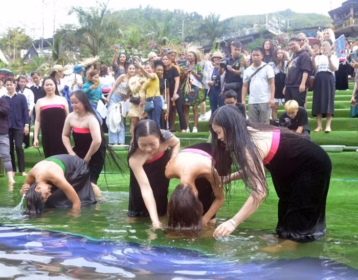 thi sinh hoa hau du lich the gioi trai nghiem le hoi goi dau cua nguoi thai hinh 1