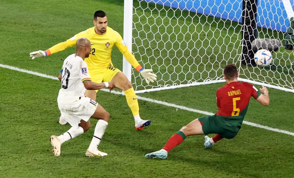 ronaldo di vao lich su trong ngay bo dao nha nhoc nhan danh bai ghana hinh 8