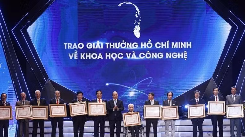 chu tich nuoc trao giai thuong ho chi minh giai thuong nha nuoc ve khoa hoc va cong nghe hinh 1