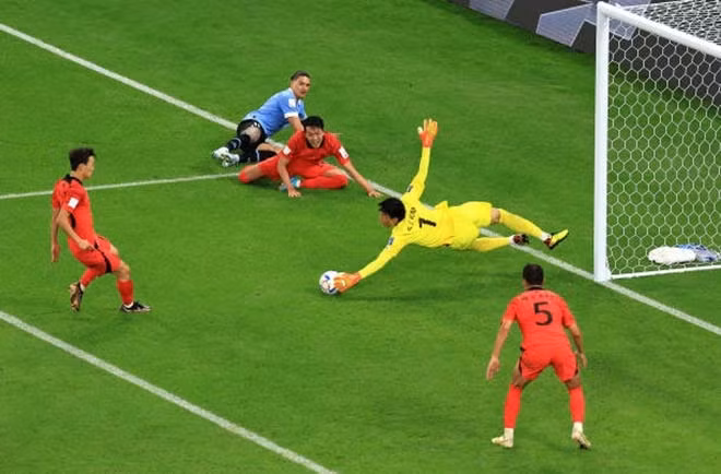 uruguay chia diem han quoc trong tran cau cang nhu day dan hinh 6